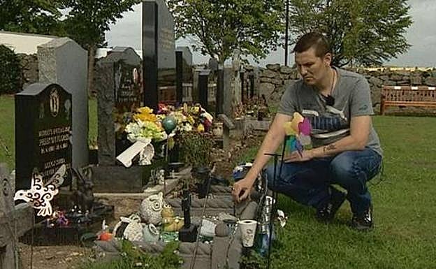 El padre de Preston junto a la tumba de su hijo.