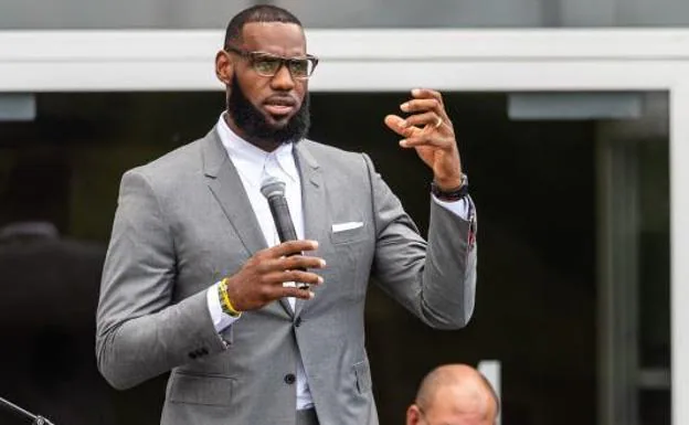 LeBron James, durante el lanzamiento de una nueva escuela de primaria para niños desfavorecidos. 