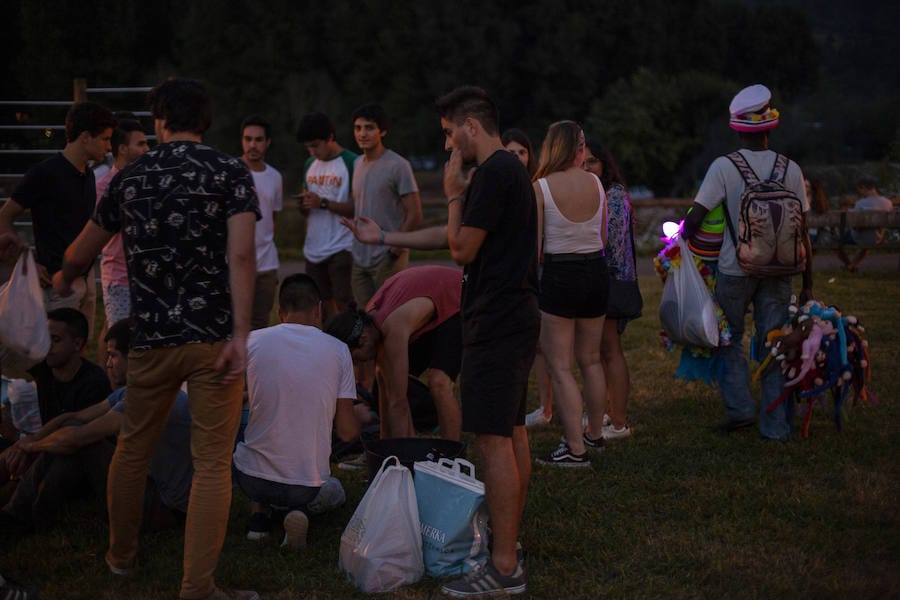 Cientos de jóvenes disfrutaron de la noche en un marcado ambiente festivo en la víspera de la celebración del Descenso Internacional del Sella