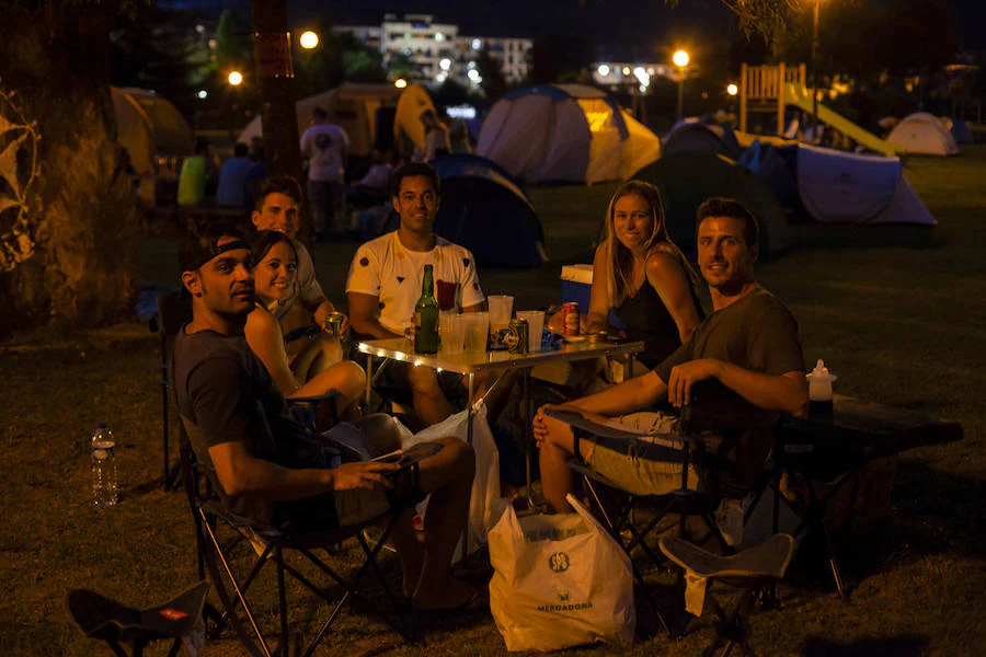 Cientos de jóvenes disfrutaron de la noche en un marcado ambiente festivo en la víspera de la celebración del Descenso Internacional del Sella