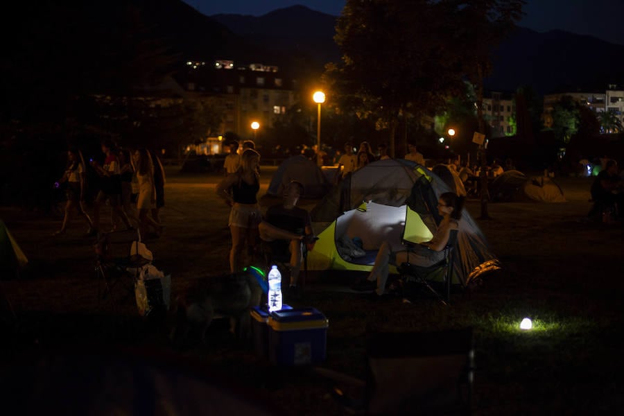 Cientos de jóvenes disfrutaron de la noche en un marcado ambiente festivo en la víspera de la celebración del Descenso Internacional del Sella