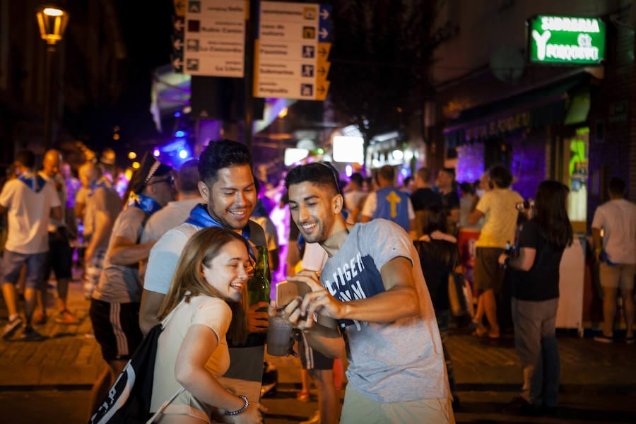 Cientos de jóvenes disfrutaron de la noche en un marcado ambiente festivo en la víspera de la celebración del Descenso Internacional del Sella