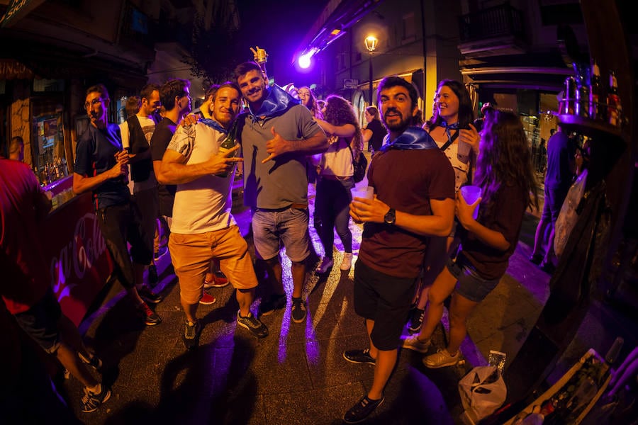 Cientos de jóvenes disfrutaron de la noche en un marcado ambiente festivo en la víspera de la celebración del Descenso Internacional del Sella