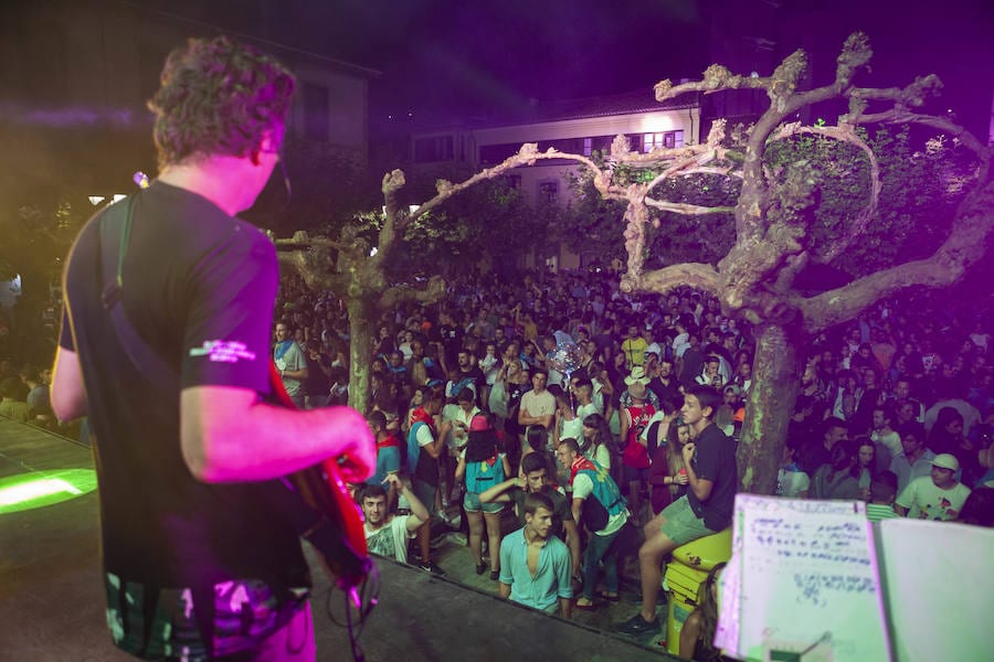 Cientos de jóvenes disfrutaron de la noche en un marcado ambiente festivo en la víspera de la celebración del Descenso Internacional del Sella