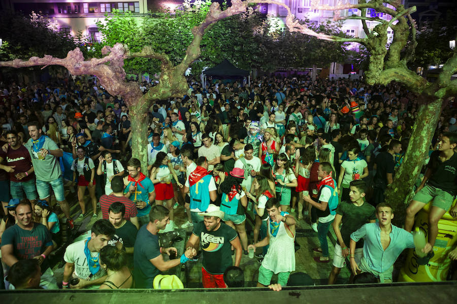 Cientos de jóvenes disfrutaron de la noche en un marcado ambiente festivo en la víspera de la celebración del Descenso Internacional del Sella