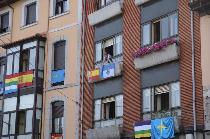 Ambas localidades tiñen sus calles de color para animar a vecinos y turistas a celebrar la gran fiesta de los concejos ribereños.