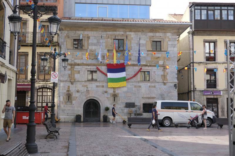 Ambas localidades tiñen sus calles de color para animar a vecinos y turistas a celebrar la gran fiesta de los concejos ribereños.