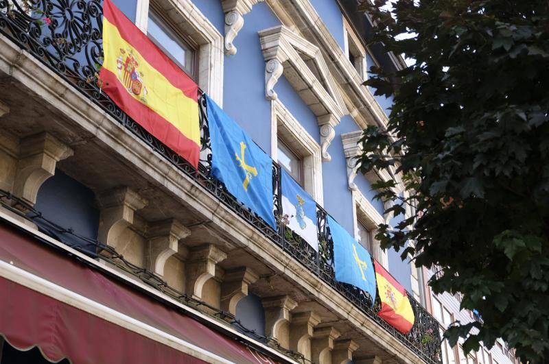 Ambas localidades tiñen sus calles de color para animar a vecinos y turistas a celebrar la gran fiesta de los concejos ribereños.