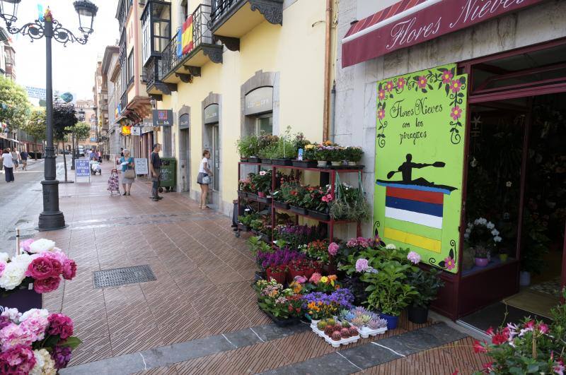 Ambas localidades tiñen sus calles de color para animar a vecinos y turistas a celebrar la gran fiesta de los concejos ribereños.