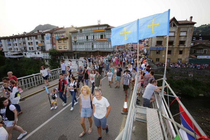Ambas localidades tiñen sus calles de color para animar a vecinos y turistas a celebrar la gran fiesta de los concejos ribereños.