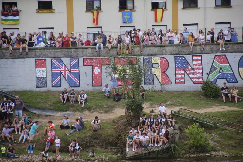 Ambas localidades tiñen sus calles de color para animar a vecinos y turistas a celebrar la gran fiesta de los concejos ribereños.