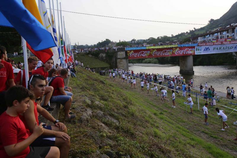 Ambas localidades tiñen sus calles de color para animar a vecinos y turistas a celebrar la gran fiesta de los concejos ribereños.