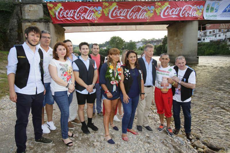 Ambas localidades tiñen sus calles de color para animar a vecinos y turistas a celebrar la gran fiesta de los concejos ribereños.
