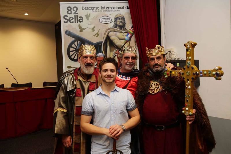 Ambas localidades tiñen sus calles de color para animar a vecinos y turistas a celebrar la gran fiesta de los concejos ribereños.