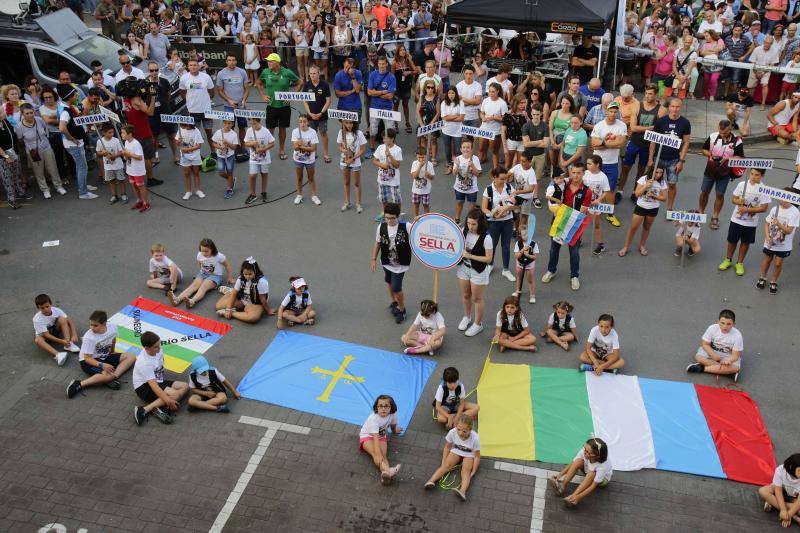 Ambas localidades tiñen sus calles de color para animar a vecinos y turistas a celebrar la gran fiesta de los concejos ribereños.