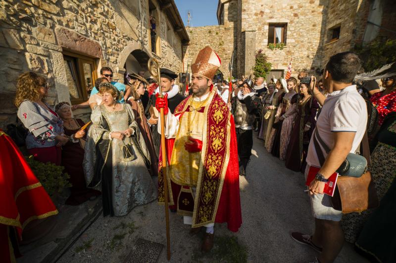 Numeroso público se congregó en la localidad ribadedense de Pimiango para disfrutar de la recreación histórica de la visita del que sería el futuro rey Carlos V, un hecho que se producía en septiembre de 1517.