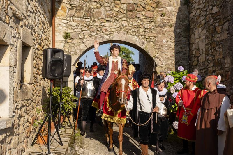 Numeroso público se congregó en la localidad ribadedense de Pimiango para disfrutar de la recreación histórica de la visita del que sería el futuro rey Carlos V, un hecho que se producía en septiembre de 1517.