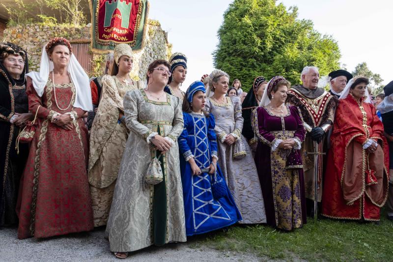 Numeroso público se congregó en la localidad ribadedense de Pimiango para disfrutar de la recreación histórica de la visita del que sería el futuro rey Carlos V, un hecho que se producía en septiembre de 1517.