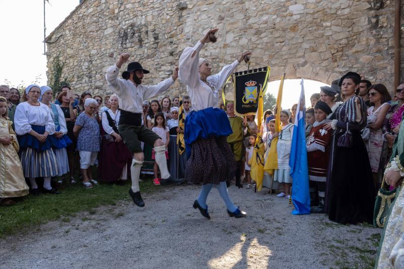 Numeroso público se congregó en la localidad ribadedense de Pimiango para disfrutar de la recreación histórica de la visita del que sería el futuro rey Carlos V, un hecho que se producía en septiembre de 1517.