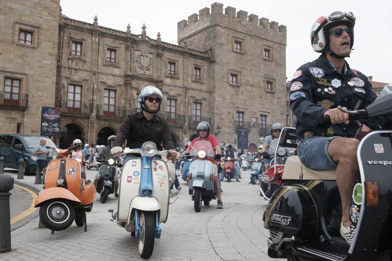 Una multitud de motos salieron de la plaza del Marqués en Gijón hacia Langreo para visitar la fábrica de cerveza Caleya.