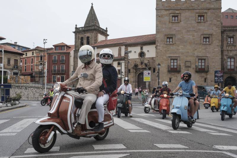 Una multitud de motos salieron de la plaza del Marqués en Gijón hacia Langreo para visitar la fábrica de cerveza Caleya.