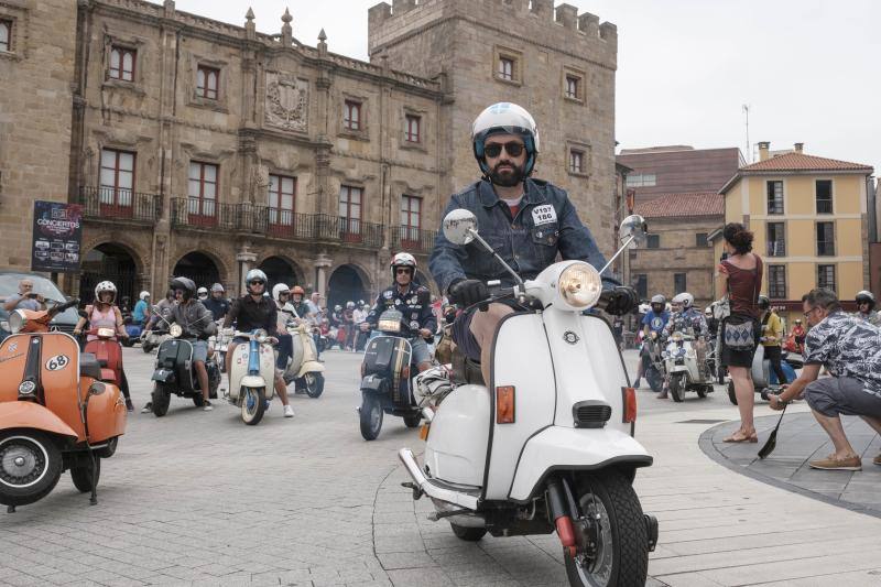 Una multitud de motos salieron de la plaza del Marqués en Gijón hacia Langreo para visitar la fábrica de cerveza Caleya.