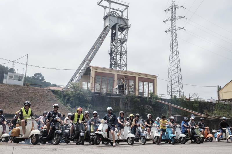 Una multitud de motos salieron de la plaza del Marqués en Gijón hacia Langreo para visitar la fábrica de cerveza Caleya.
