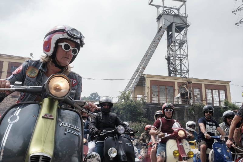 Una multitud de motos salieron de la plaza del Marqués en Gijón hacia Langreo para visitar la fábrica de cerveza Caleya.