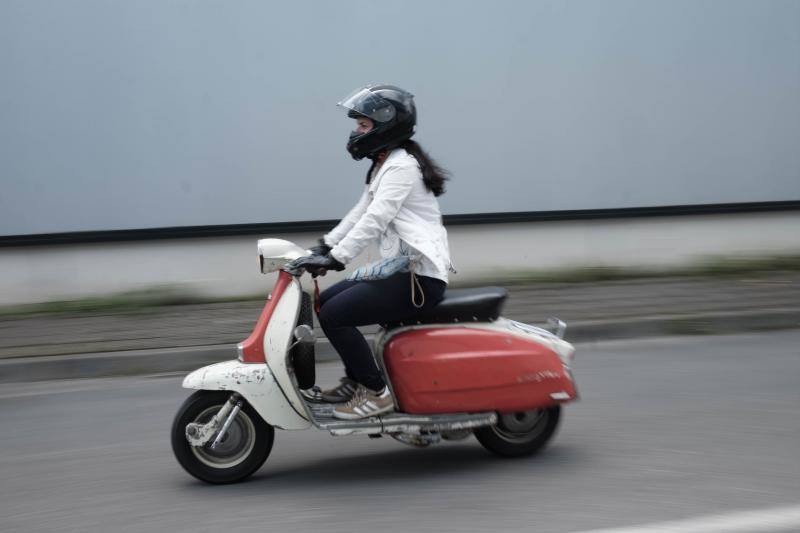 Una multitud de motos salieron de la plaza del Marqués en Gijón hacia Langreo para visitar la fábrica de cerveza Caleya.