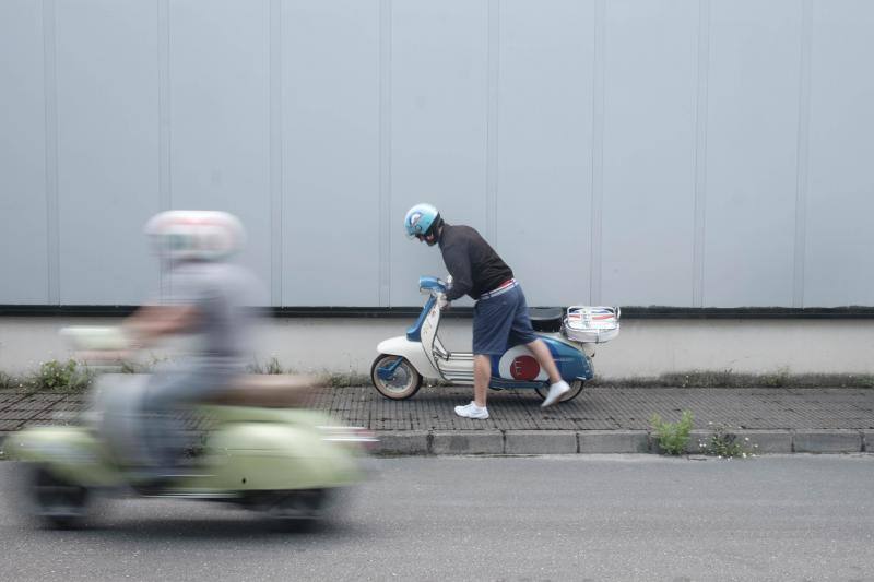 Una multitud de motos salieron de la plaza del Marqués en Gijón hacia Langreo para visitar la fábrica de cerveza Caleya.