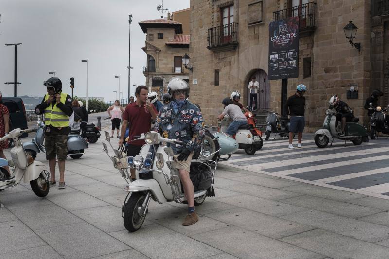 Una multitud de motos salieron de la plaza del Marqués en Gijón hacia Langreo para visitar la fábrica de cerveza Caleya.