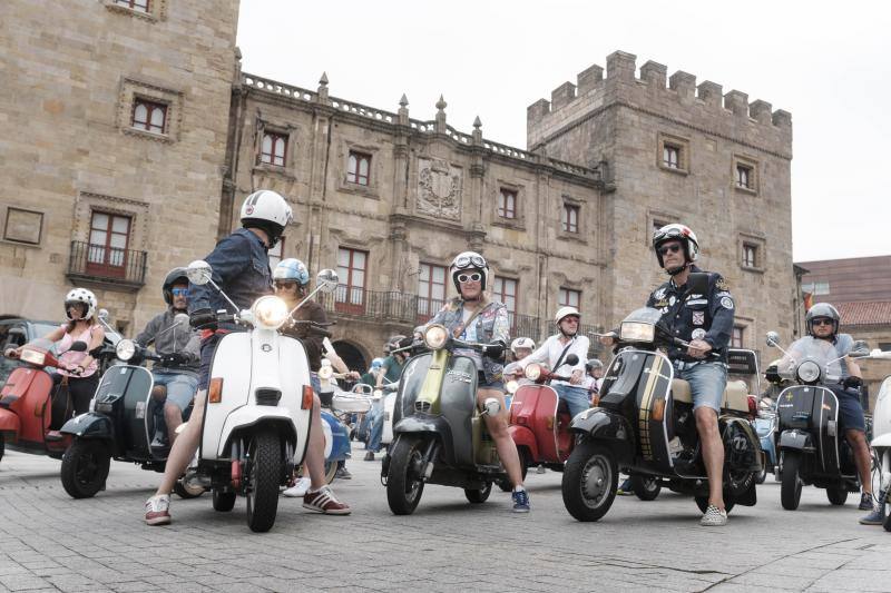 Una multitud de motos salieron de la plaza del Marqués en Gijón hacia Langreo para visitar la fábrica de cerveza Caleya.