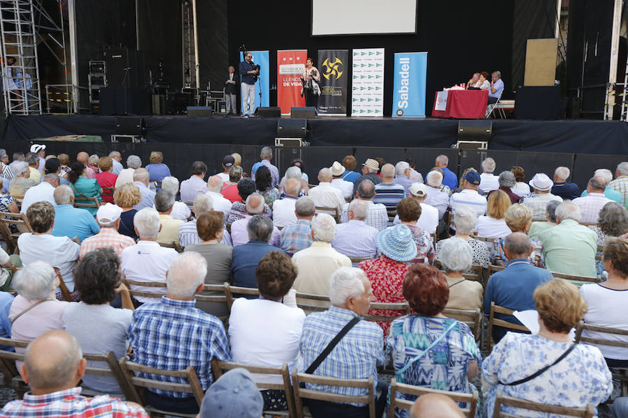 A rebosar. Así estaba la plaza Mayor de Gijón durante la segunda final del XXXVIII Concurso de Tonada Asturiana que organiza EL COMERCIO junto a Divertia. 
