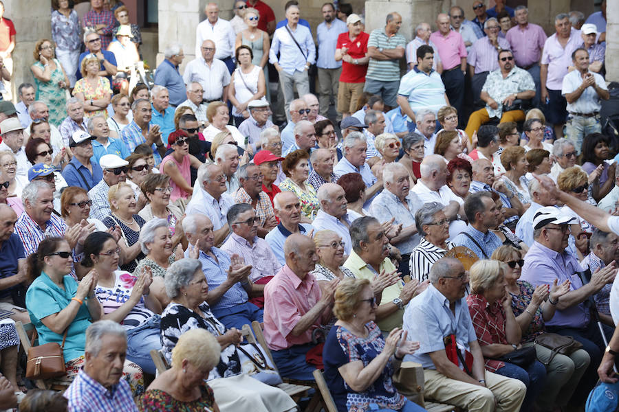 A rebosar. Así estaba la plaza Mayor de Gijón durante la segunda final del XXXVIII Concurso de Tonada Asturiana que organiza EL COMERCIO junto a Divertia. 