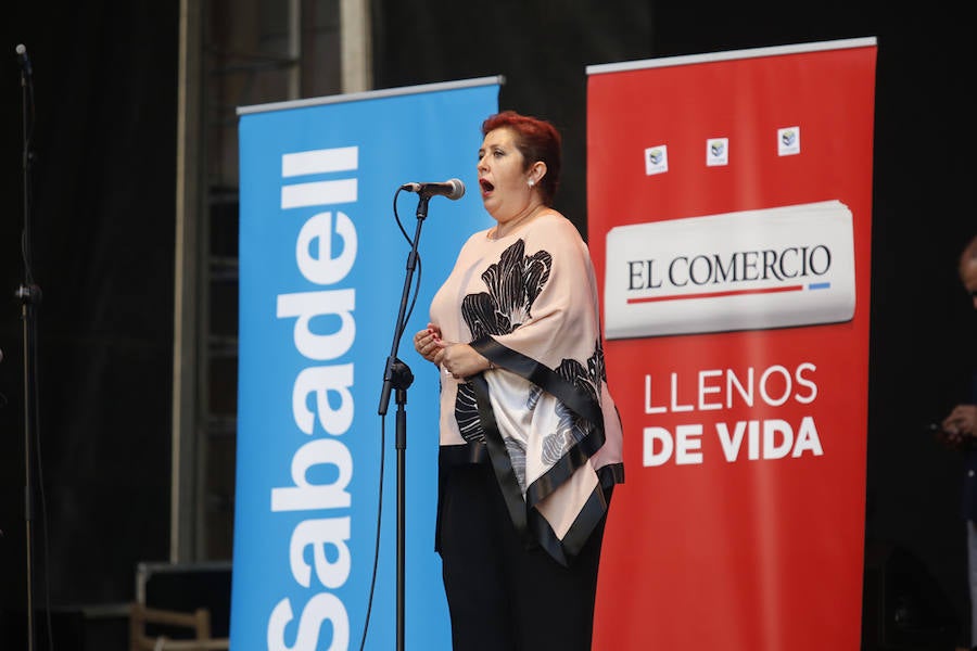 A rebosar. Así estaba la plaza Mayor de Gijón durante la segunda final del XXXVIII Concurso de Tonada Asturiana que organiza EL COMERCIO junto a Divertia. 
