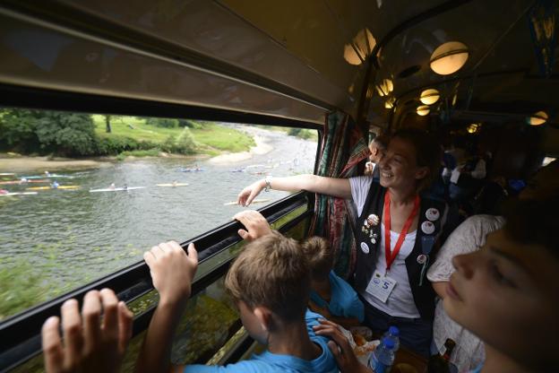 Los pasajeros del tren disfrutaron del descenso de las piraguas por el río. :: FOTOS: JUAN LLACA