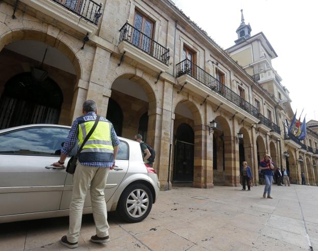 Agentes de la UDEF durante su registro del Ayuntamiento el mes pasado. 