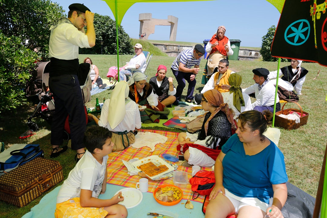 El baile de la Danza Prima y la jira en el cerro de Santa Catalina han protagonizado, un año más, los actos del Día de Asturias en Gijón.