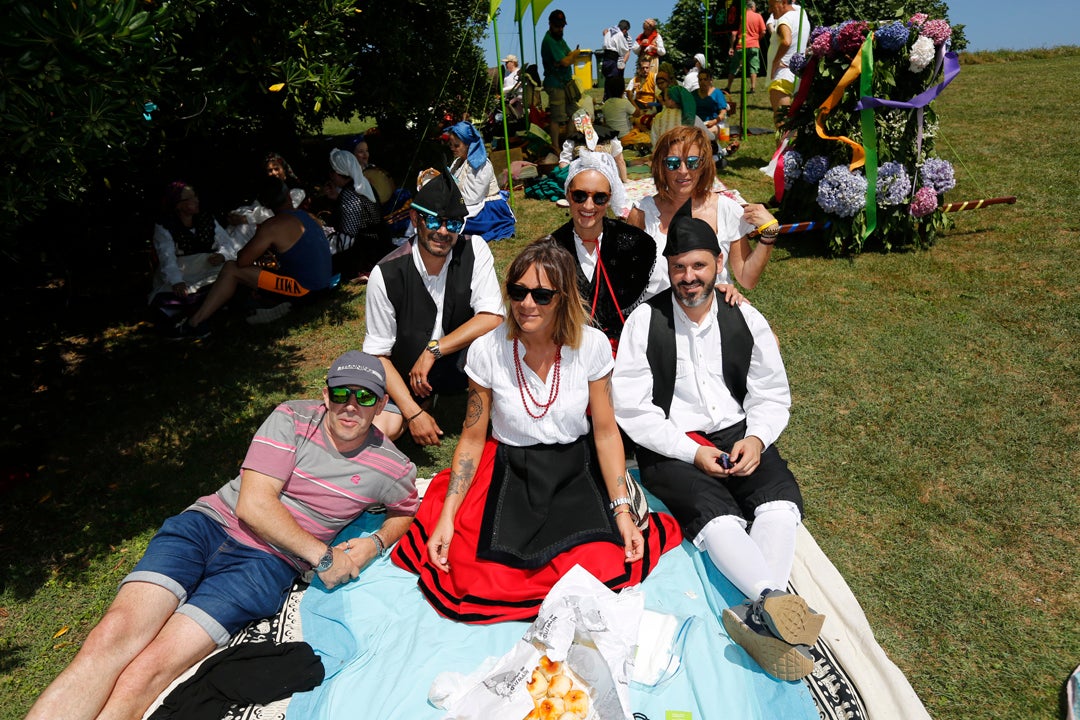 El baile de la Danza Prima y la jira en el cerro de Santa Catalina han protagonizado, un año más, los actos del Día de Asturias en Gijón.