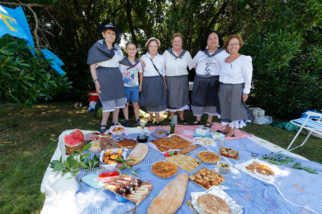 El baile de la Danza Prima y la jira en el cerro de Santa Catalina han protagonizado, un año más, los actos del Día de Asturias en Gijón.