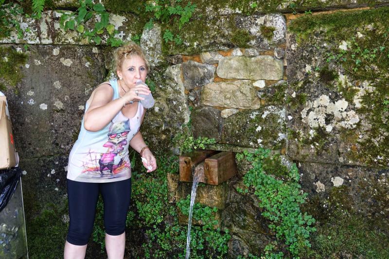 Playas, parques y terrazas están llenos estos días. Son los lugares elegidos tanto por los asturianos como por los turistas para sobrellevar las altas temperaturas que protagonizan este primer fin de semana de agosto.