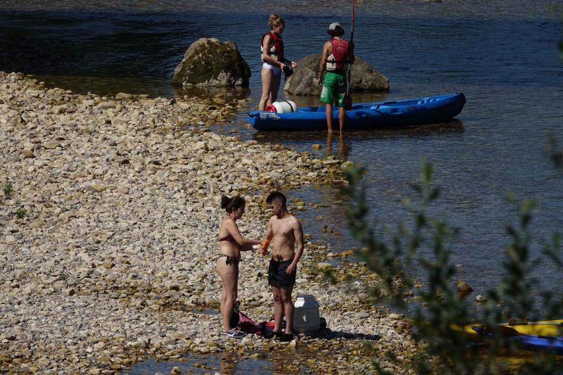 Playas, parques y terrazas están llenos estos días. Son los lugares elegidos tanto por los asturianos como por los turistas para sobrellevar las altas temperaturas que protagonizan este primer fin de semana de agosto.