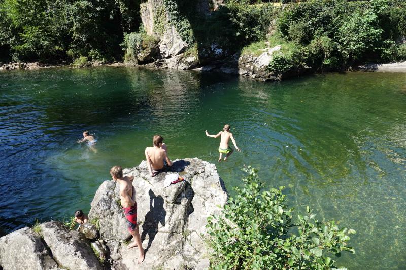 Playas, parques y terrazas están llenos estos días. Son los lugares elegidos tanto por los asturianos como por los turistas para sobrellevar las altas temperaturas que protagonizan este primer fin de semana de agosto.