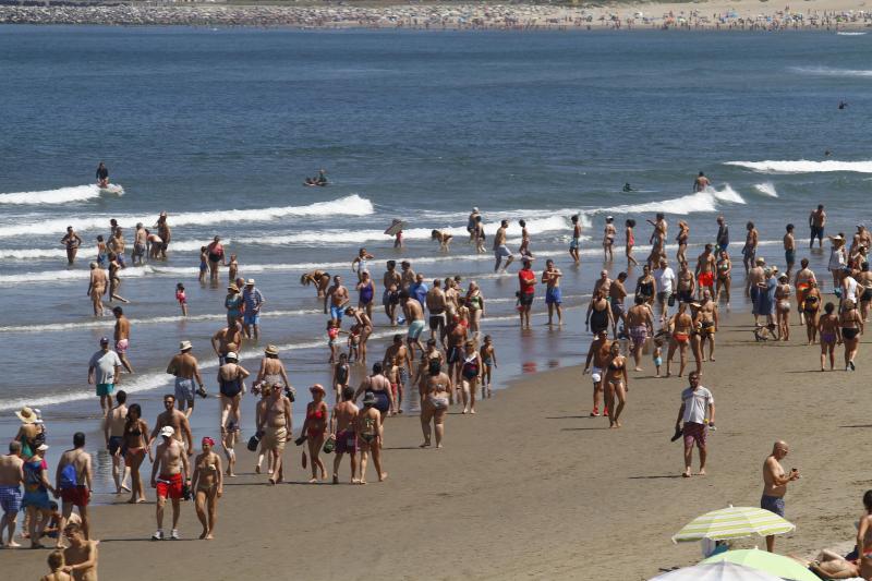 Playas, parques y terrazas están llenos estos días. Son los lugares elegidos tanto por los asturianos como por los turistas para sobrellevar las altas temperaturas que protagonizan este primer fin de semana de agosto.