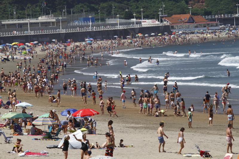 Playas, parques y terrazas están llenos estos días. Son los lugares elegidos tanto por los asturianos como por los turistas para sobrellevar las altas temperaturas que protagonizan este primer fin de semana de agosto.