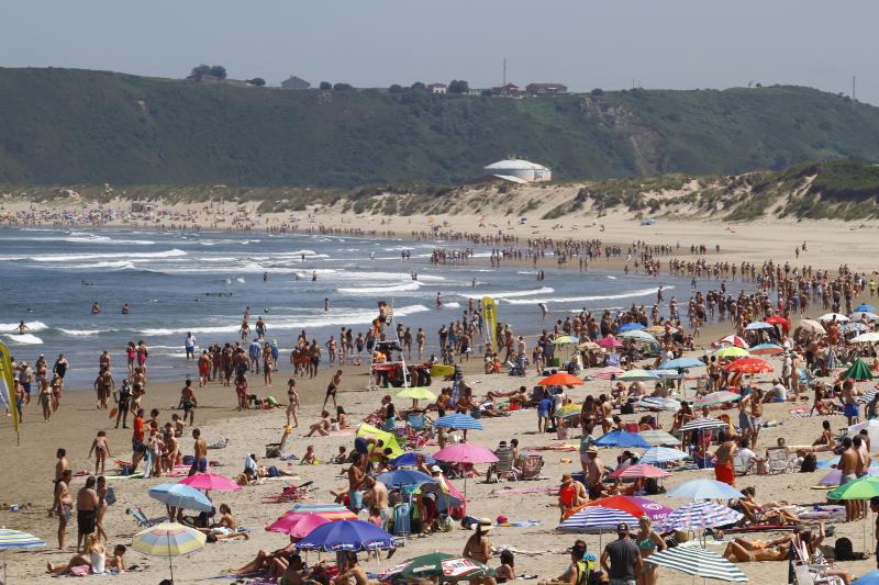 Playas, parques y terrazas están llenos estos días. Son los lugares elegidos tanto por los asturianos como por los turistas para sobrellevar las altas temperaturas que protagonizan este primer fin de semana de agosto.