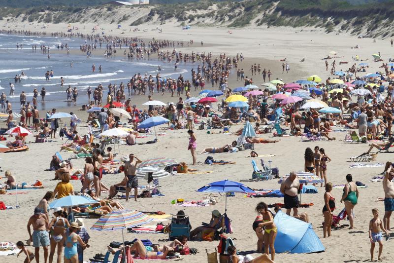 Playas, parques y terrazas están llenos estos días. Son los lugares elegidos tanto por los asturianos como por los turistas para sobrellevar las altas temperaturas que protagonizan este primer fin de semana de agosto.