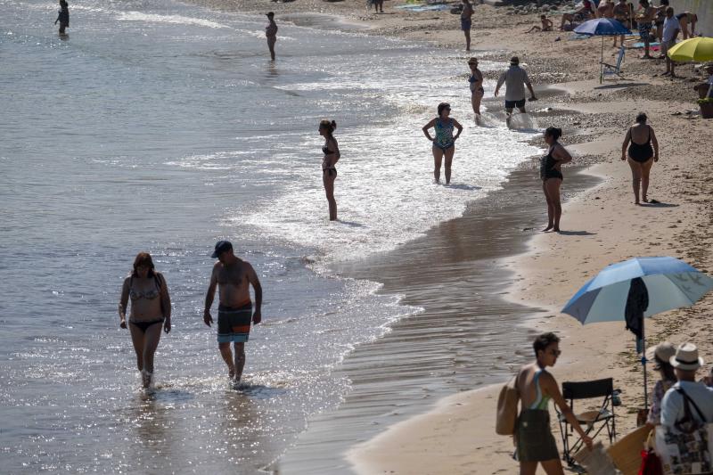 Playas, parques y terrazas están llenos estos días. Son los lugares elegidos tanto por los asturianos como por los turistas para sobrellevar las altas temperaturas que protagonizan este primer fin de semana de agosto.