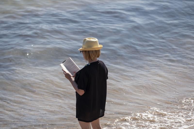 Playas, parques y terrazas están llenos estos días. Son los lugares elegidos tanto por los asturianos como por los turistas para sobrellevar las altas temperaturas que protagonizan este primer fin de semana de agosto.