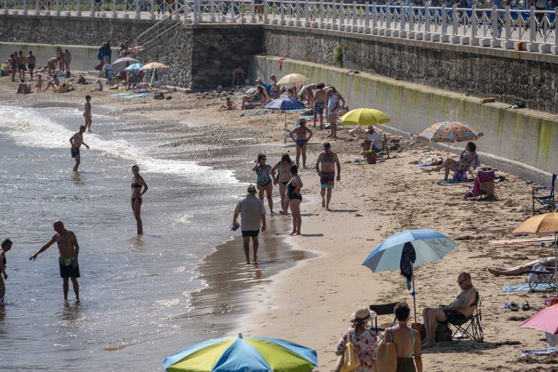 Playas, parques y terrazas están llenos estos días. Son los lugares elegidos tanto por los asturianos como por los turistas para sobrellevar las altas temperaturas que protagonizan este primer fin de semana de agosto.